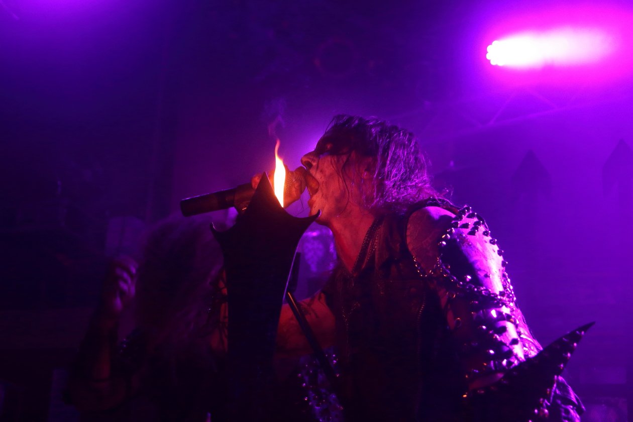Watain – Erik Danielsson huldigt vor ausverkauftem Haus dem Satan. – Erik.