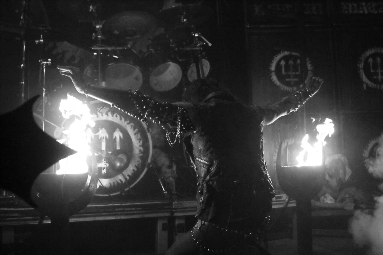 Erik Danielsson huldigt vor ausverkauftem Haus dem Satan. – Watain und das Feuer.