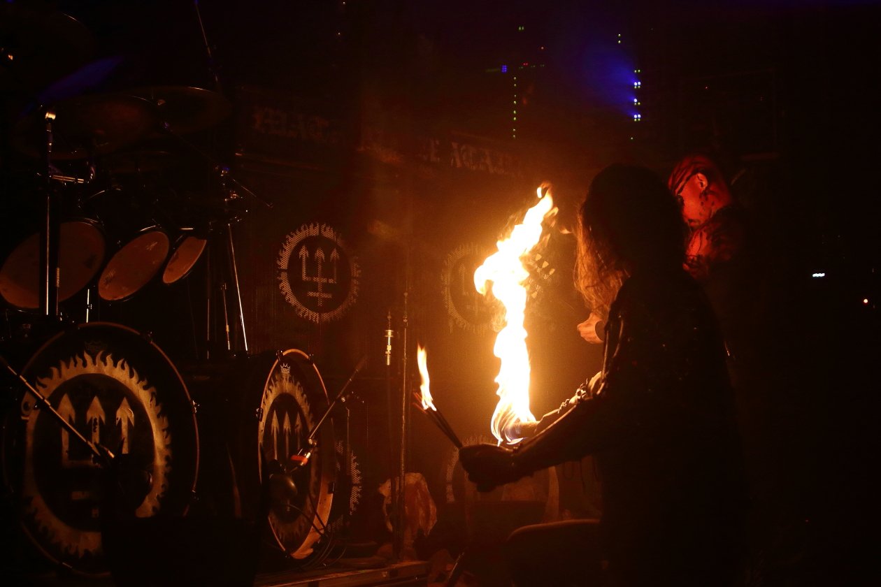 Watain – Erik Danielsson huldigt vor ausverkauftem Haus dem Satan. – Noch mehr Gezündel.