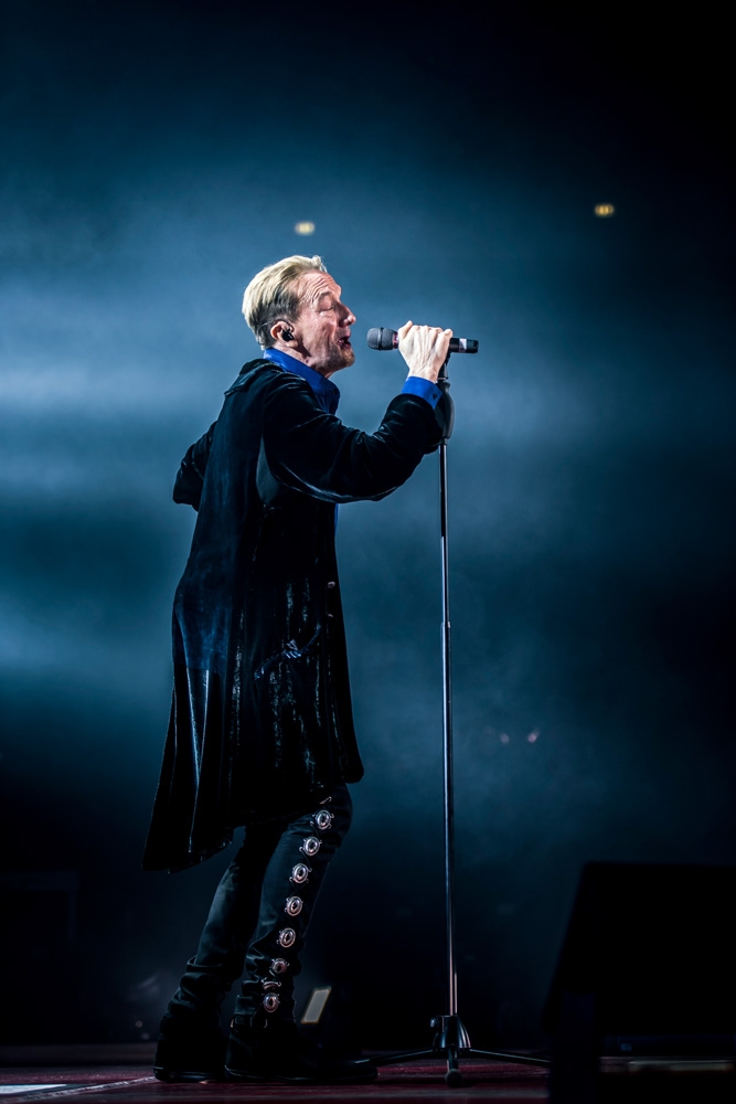 Westernhagen – Tausende feierten Marius und Band im Gerry Weber Stadion. – Marius am Mikro.