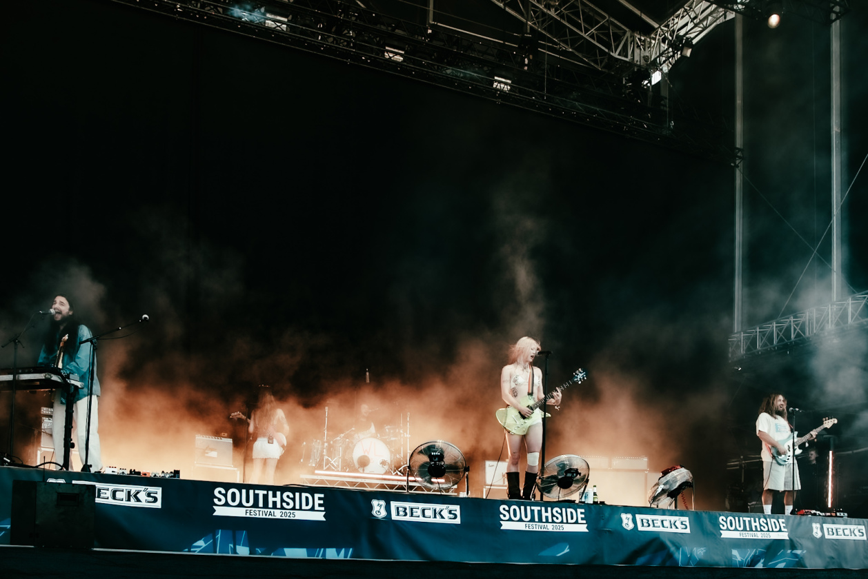 Die britische Band lieferte eine der coolsten Festivalperformances überhaupt. – Wet Leg.