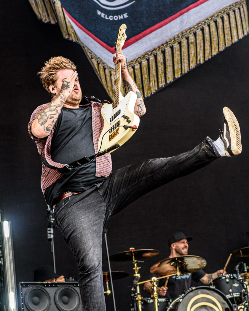 Die britische Metalcore-Truppe sorgte für eine Crowdsurfer-Autobahn in Richtung Bühne. – While She Sleeps.