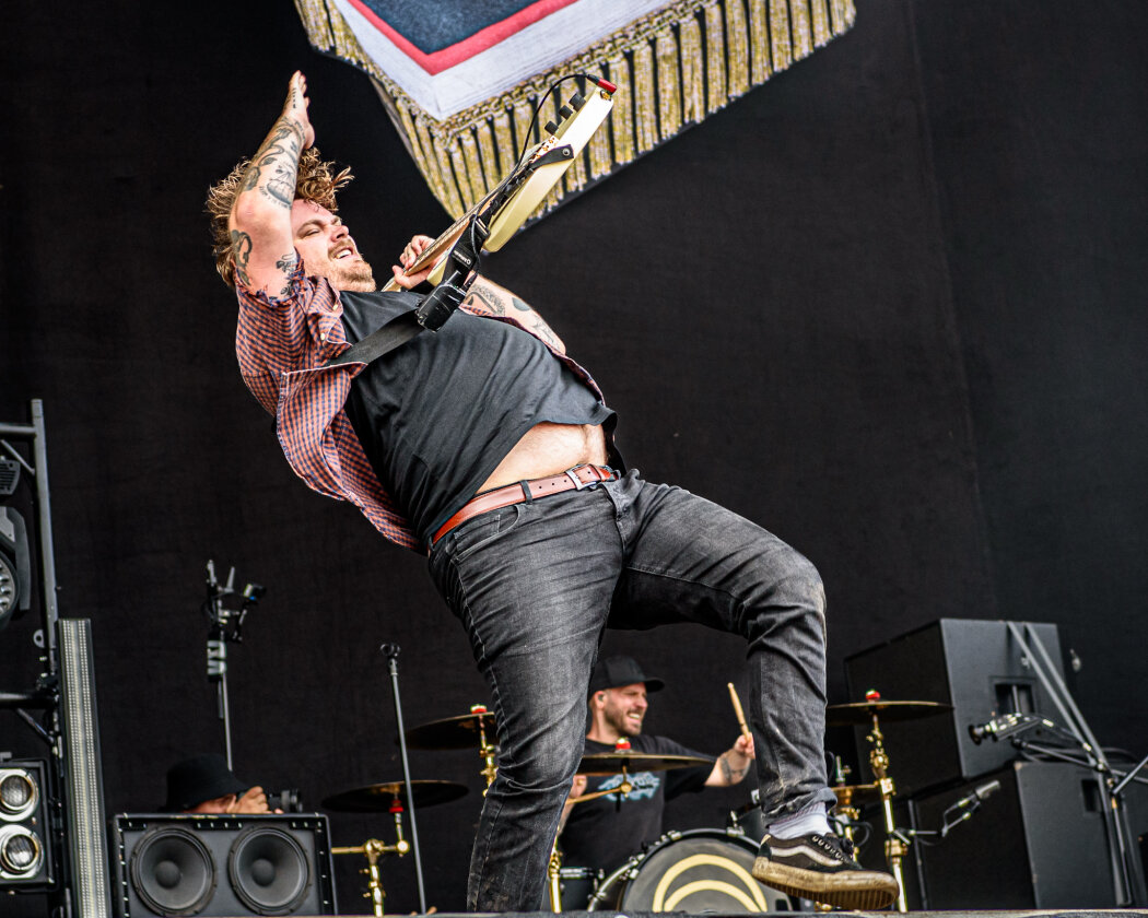 Die britische Metalcore-Truppe sorgte für eine Crowdsurfer-Autobahn in Richtung Bühne. – While She Sleeps.