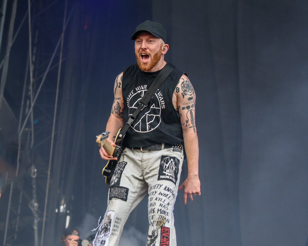 Die britische Metalcore-Truppe sorgte für eine Crowdsurfer-Autobahn in Richtung Bühne. – While She Sleeps.