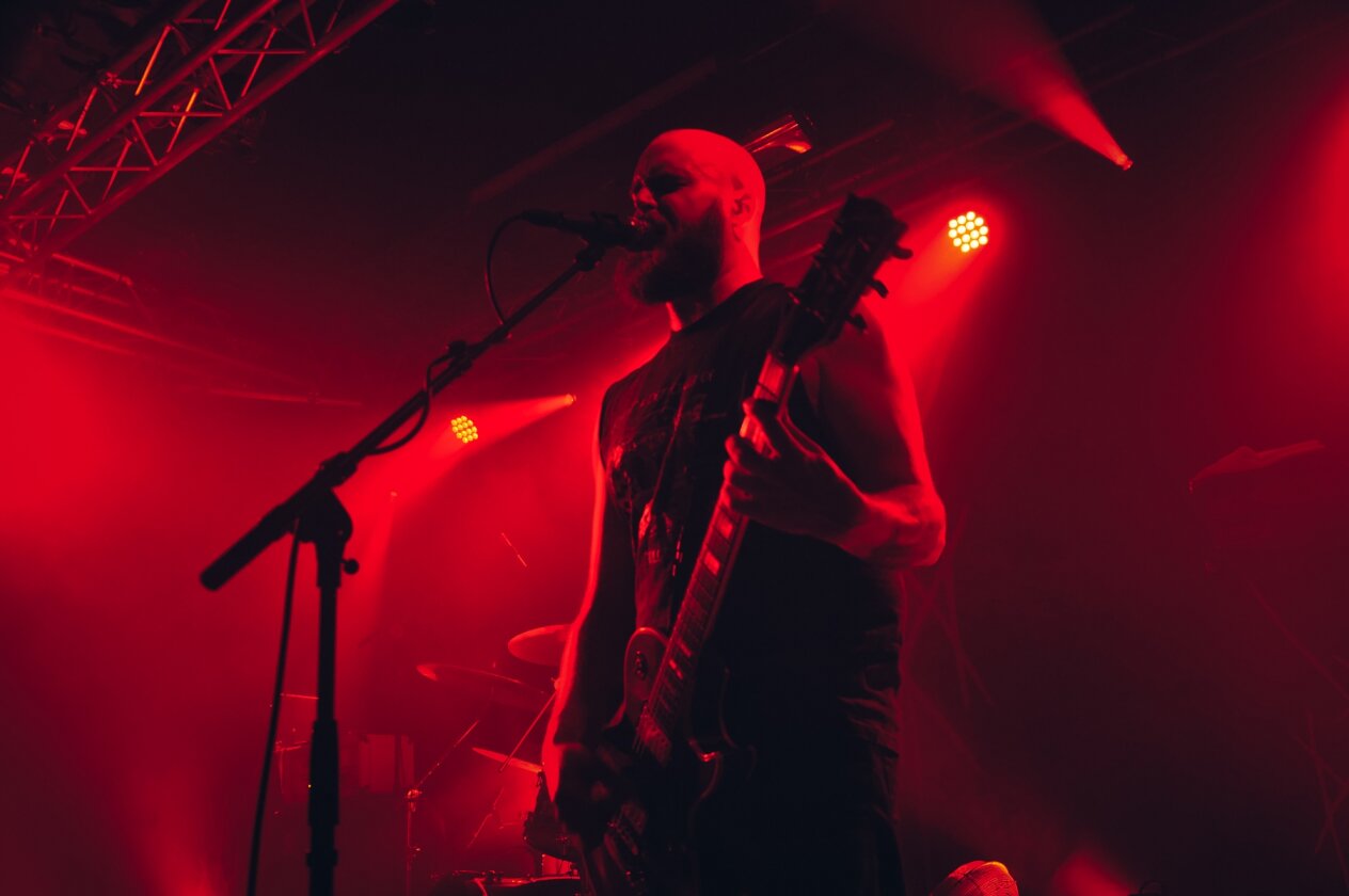 Wiegedood – "There's Always Blood At The End Of The Road"
– und immer schwarzmetallische Magie auf der Bühne! – Seynaeve.