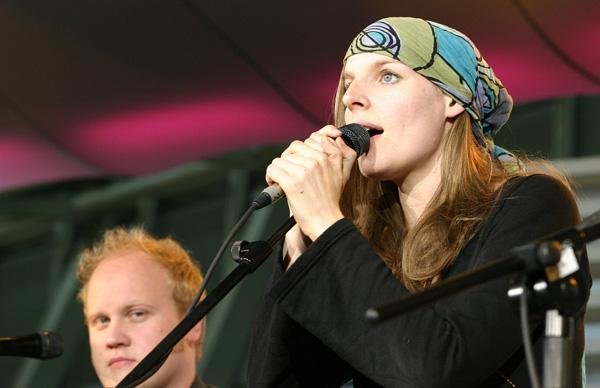 Wir Sind Helden – Guten Tag, das ist die Affirmation: Reklame-Helden auf der CeBIT 2005. – ... für Konzerne werben.
