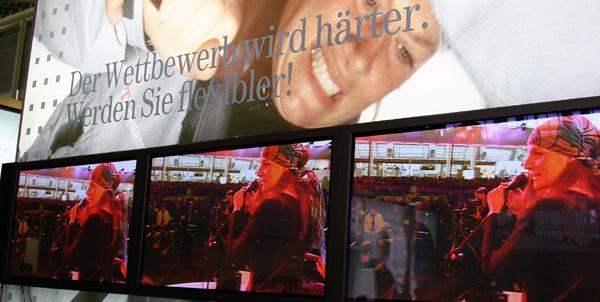 Wir Sind Helden – Guten Tag, das ist die Affirmation: Reklame-Helden auf der CeBIT 2005. – ... Subversion?