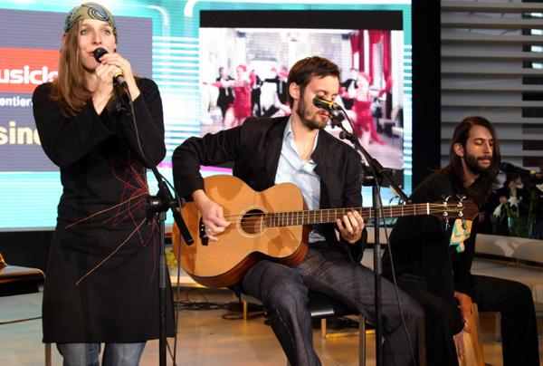 Wir Sind Helden – Guten Tag, das ist die Affirmation: Reklame-Helden auf der CeBIT 2005. – Die Helden unplugged ...