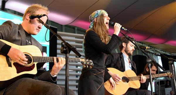 Wir Sind Helden – Guten Tag, das ist die Affirmation: Reklame-Helden auf der CeBIT 2005. – Unsere LieblingskonsumkritikerInnen ...