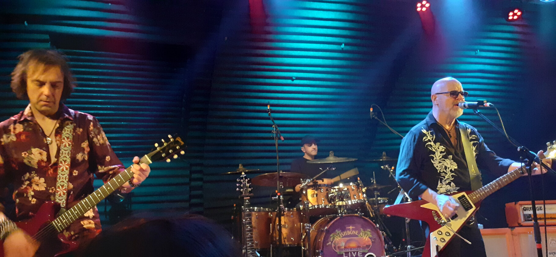 Prog-Rock-Epen, AOR-Ohrwürmer und ein Blues-Ausflug: Andy Powell und seine Bandkollegen überzeugen in Freiburg mit einer abwechslungsreichen, nostalgietrunkenen Setlist und viel Spielfreude. – Wishbone Ash lassen es in ihren Epen wie "Warrior" ziemlich krachen.