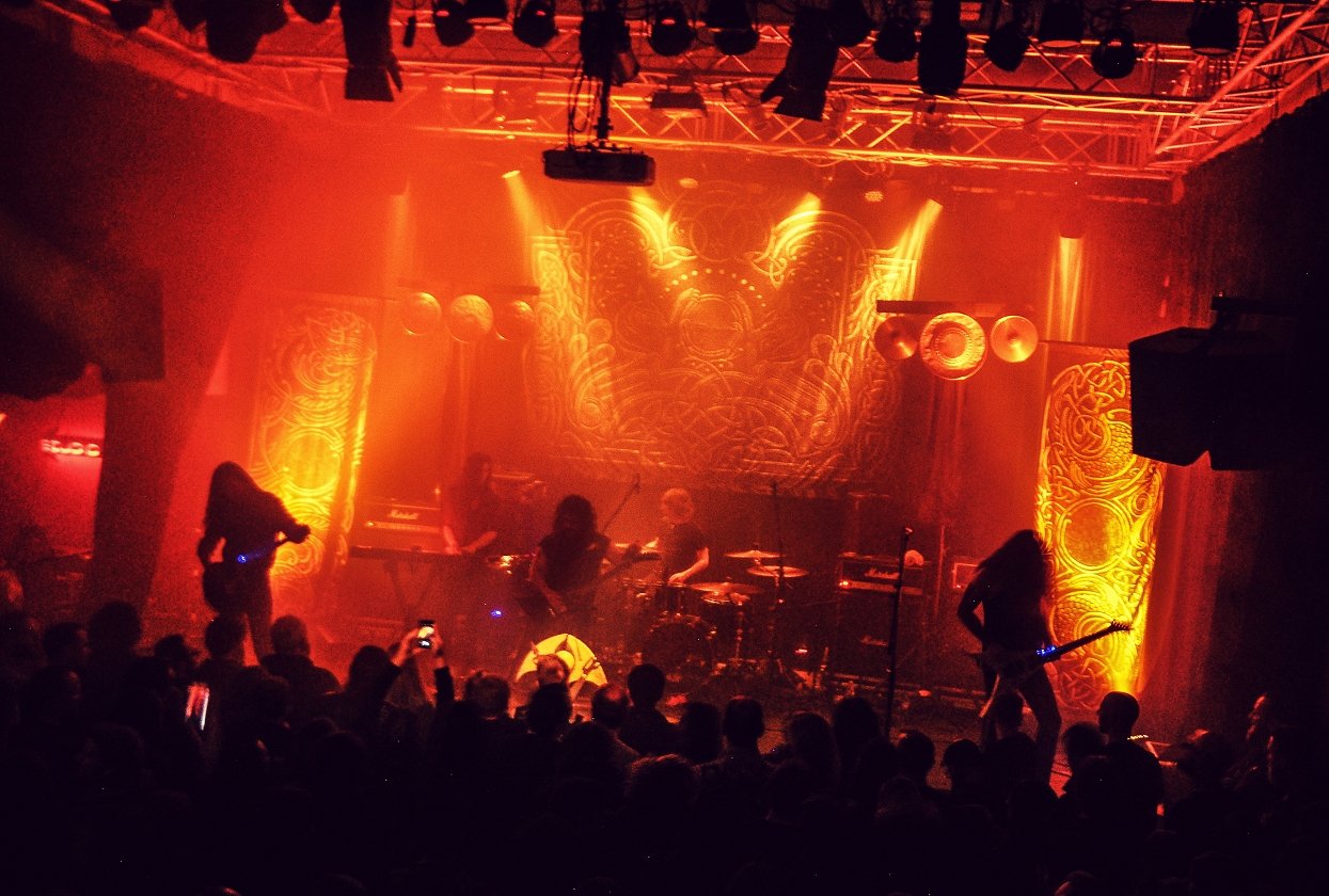Wolves In The Throne Room – Wolves In The Ruhrpott: "Thrice Woven" live in Bochum. – Mit fünf Live-Musikern ist aus WITTR inzwischen eine wahre Macht geworden.
