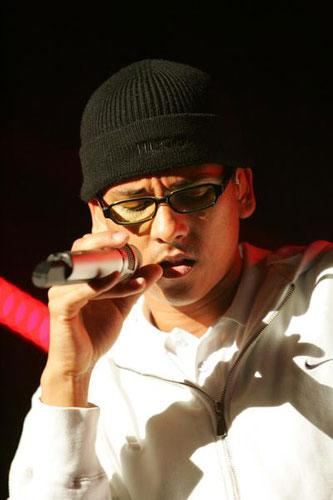 Xavier Naidoo – Naidoo liest die Messe in Köln und die Gemeinde feiert ihn. – 