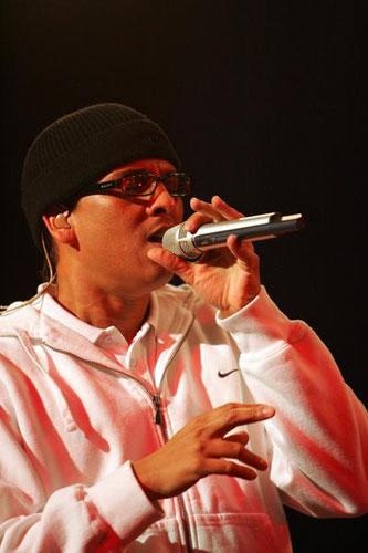 Xavier Naidoo – Naidoo liest die Messe in Köln und die Gemeinde feiert ihn. – 