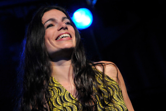 Yael Naim – Schönes Konzert unter verschärften Sicherheits-Vorschriften. – 