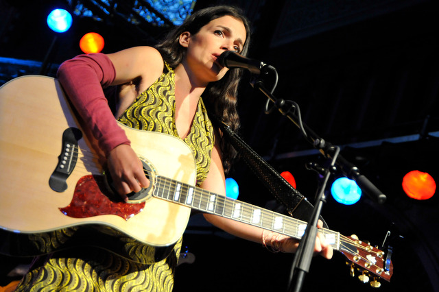 Yael Naim – Schönes Konzert unter verschärften Sicherheits-Vorschriften. – 