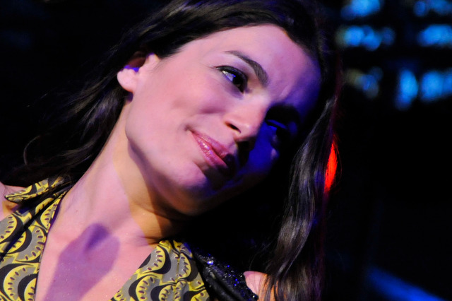 Yael Naim – Schönes Konzert unter verschärften Sicherheits-Vorschriften. – 