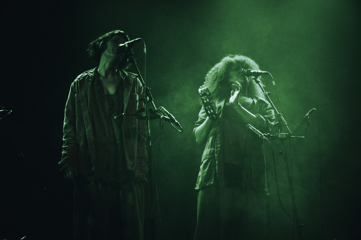 Auf der Suche nach ihrem Utopia: Yard Act beim zweiten Besuch in der Domstadt. – Backing-Vocals: Daisy Smith und Lauren Fitzpatrick.