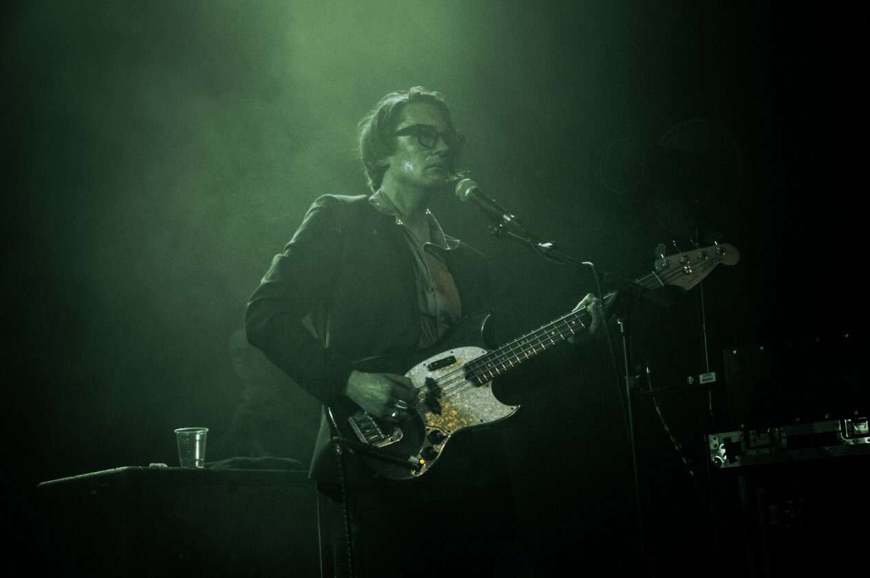 Auf der Suche nach ihrem Utopia: Yard Act beim zweiten Besuch in der Domstadt. – Bass: Ryan Needham.