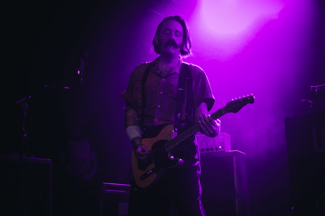 Auf der Suche nach ihrem Utopia: Yard Act beim zweiten Besuch in der Domstadt. – Gitarre: Sam Shipstone.