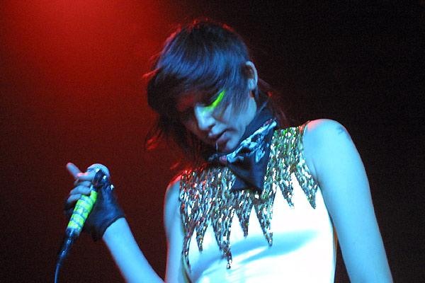 Yeah Yeah Yeahs – Das New Yorker Power-Trio punkrockt das Kölner Stollwerck. Gesehen im April 2004. – Buying out the fight