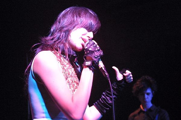 Yeah Yeah Yeahs – Das New Yorker Power-Trio punkrockt das Kölner Stollwerck. Gesehen im April 2004. – Choke Choke Choke Choke