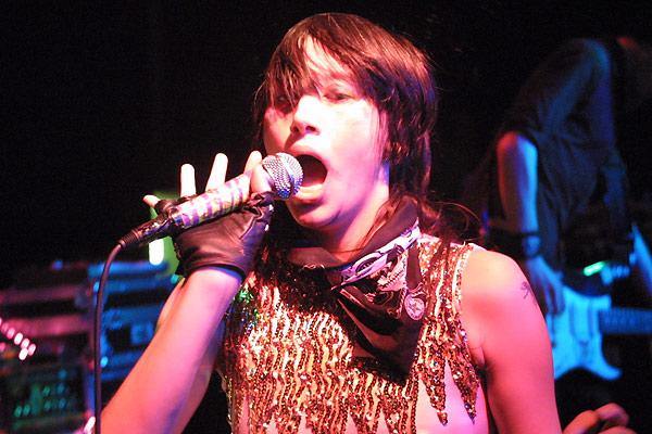Yeah Yeah Yeahs – Das New Yorker Power-Trio punkrockt das Kölner Stollwerck. Gesehen im April 2004. – Dry gonna walk on water