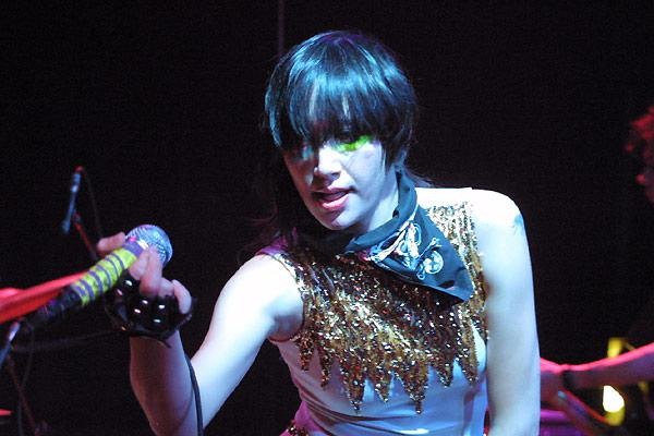 Yeah Yeah Yeahs – Das New Yorker Power-Trio punkrockt das Kölner Stollwerck. Gesehen im April 2004. – Just take a bite no hangin' no picture
