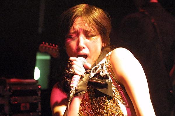 Yeah Yeah Yeahs – Das New Yorker Power-Trio punkrockt das Kölner Stollwerck. Gesehen im April 2004. – Like a hot noise