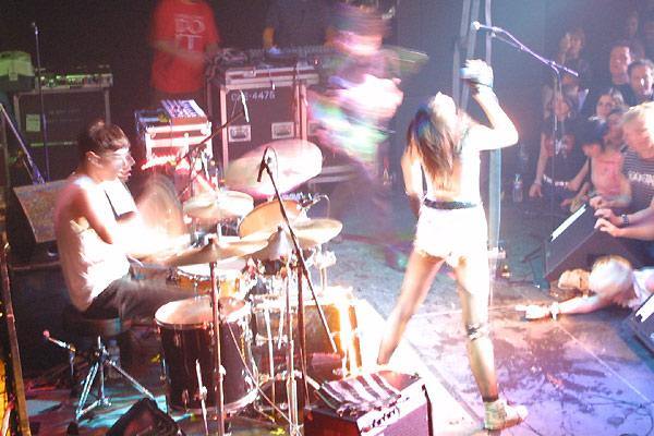 Yeah Yeah Yeahs – Das New Yorker Power-Trio punkrockt das Kölner Stollwerck. Gesehen im April 2004. – So stuck up