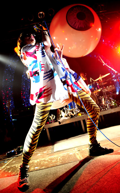 Karen O. in der Kölner Live Music Hall: Ein Spektakel ohne Grenzen. – Yeah Yeah Yeahs live in Köln.