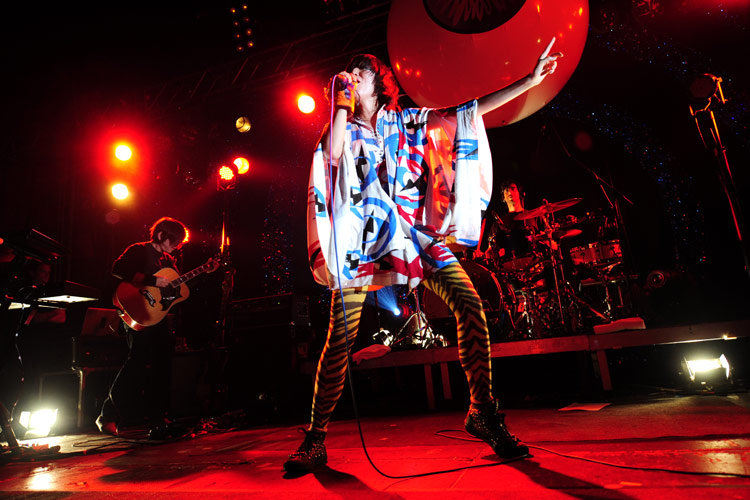 Karen O. in der Kölner Live Music Hall: Ein Spektakel ohne Grenzen. – Yeah Yeah Yeahs live in Köln.