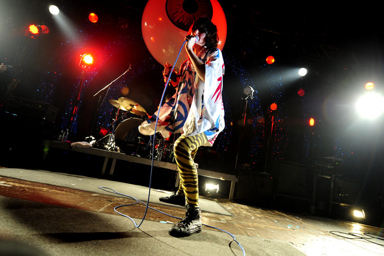 Karen O. in der Kölner Live Music Hall: Ein Spektakel ohne Grenzen. – Yeah Yeah Yeahs live in Köln.