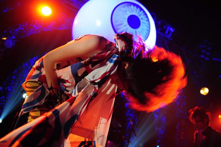 Karen O. in der Kölner Live Music Hall: Ein Spektakel ohne Grenzen. – Yeah Yeah Yeahs live in Köln.