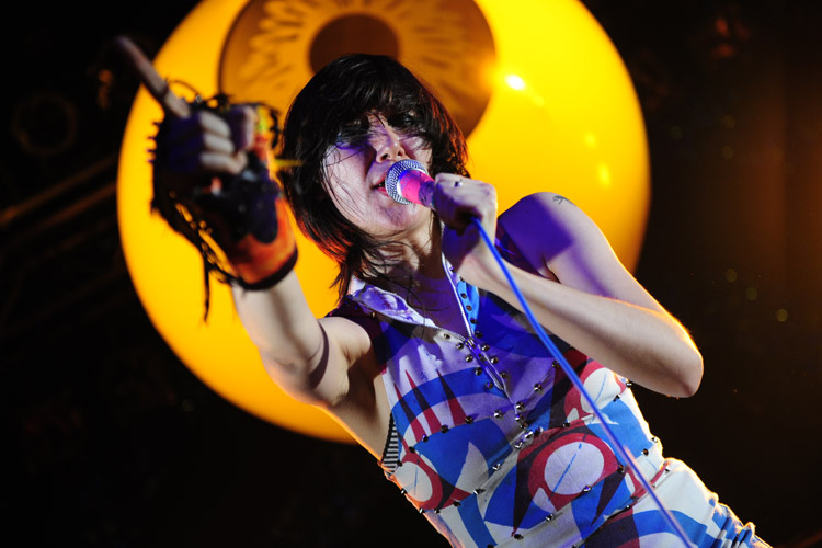 Karen O. in der Kölner Live Music Hall: Ein Spektakel ohne Grenzen. – Yeah Yeah Yeahs live in Köln.