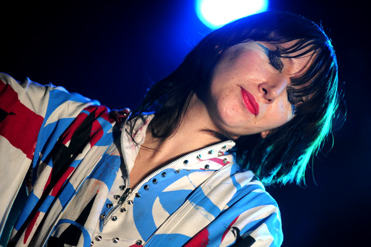 Yeah Yeah Yeahs – Karen O. in der Kölner Live Music Hall: Ein Spektakel ohne Grenzen. – In der ausverkauften Live Music Hall in Köln ...
