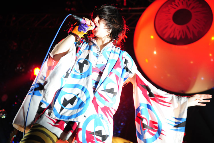 Yeah Yeah Yeahs – Karen O. in der Kölner Live Music Hall: Ein Spektakel ohne Grenzen. – ... gestikulierend, spuckend, schrill und bunt wie eh und je.
