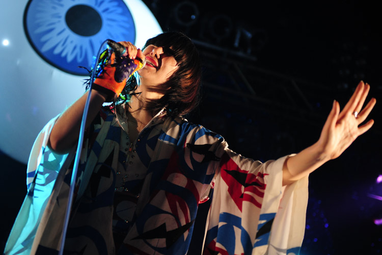 Yeah Yeah Yeahs – Karen O. in der Kölner Live Music Hall: Ein Spektakel ohne Grenzen. – Karen O. ist eine Erscheinung.