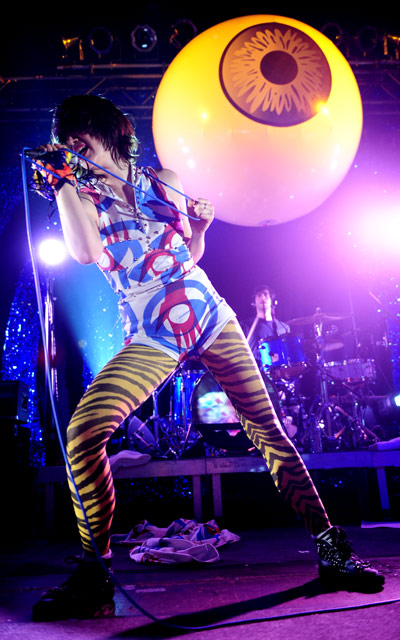 Yeah Yeah Yeahs – Karen O. in der Kölner Live Music Hall: Ein Spektakel ohne Grenzen. – Karen O. ist nicht nur einfach Frontfrau.