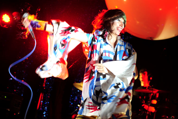 Yeah Yeah Yeahs – Karen O. in der Kölner Live Music Hall: Ein Spektakel ohne Grenzen. – ... riesigen Auge. Karen O. tobt wie gewohnt über die Bühne, ...