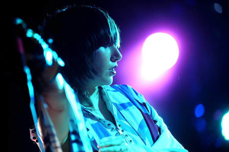 Karen O. in der Kölner Live Music Hall: Ein Spektakel ohne Grenzen. – ... zelebrierten die Yeah Yeah Yeahs ihre Show unter einem ...