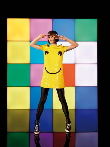 Yelle – Kleine Auswahl an Pressefotos. – Taucher-Zeichen: Alles ok.
