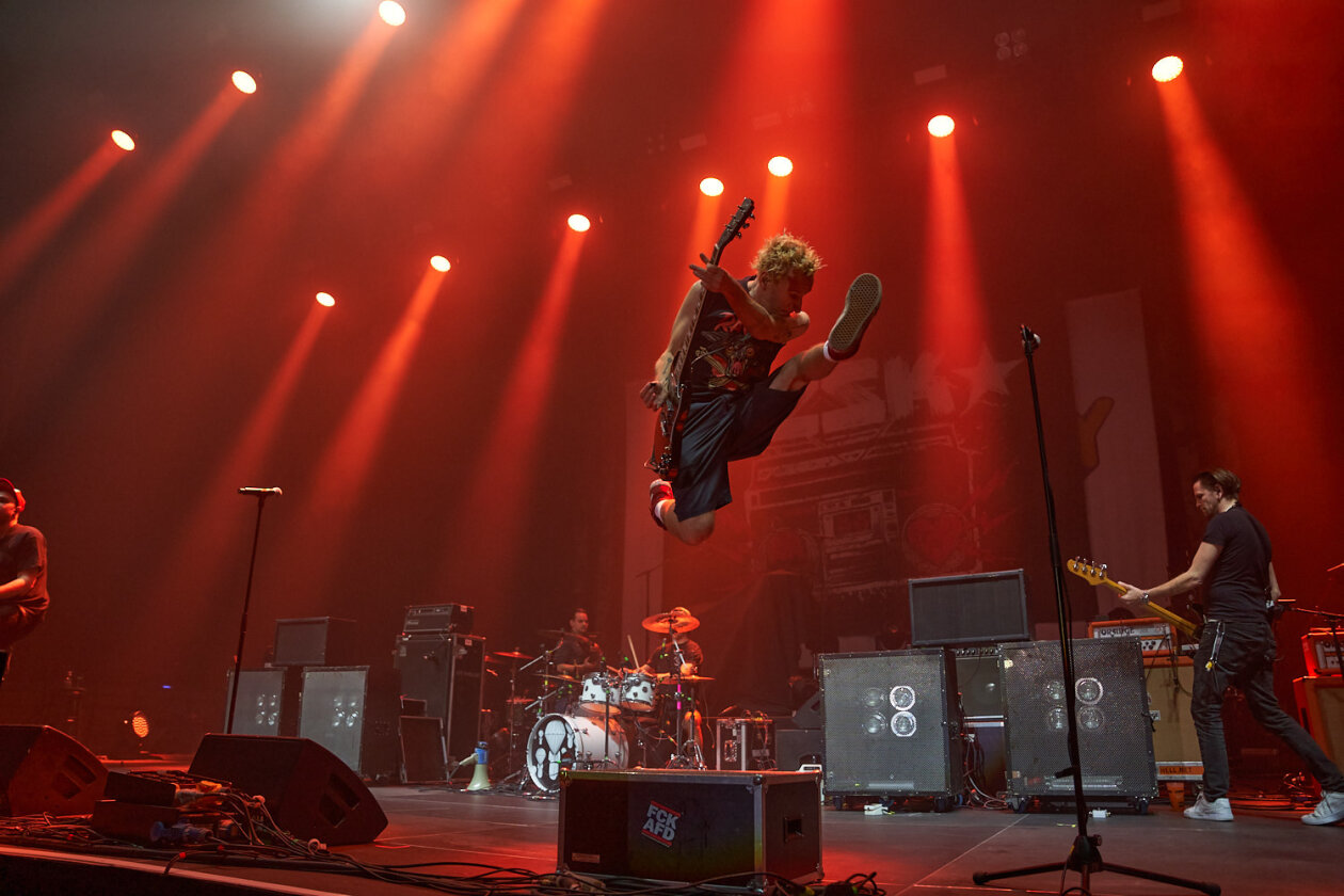 Die Berliner Punk-Urgesteine als Support für Rise Against. – ZSK.