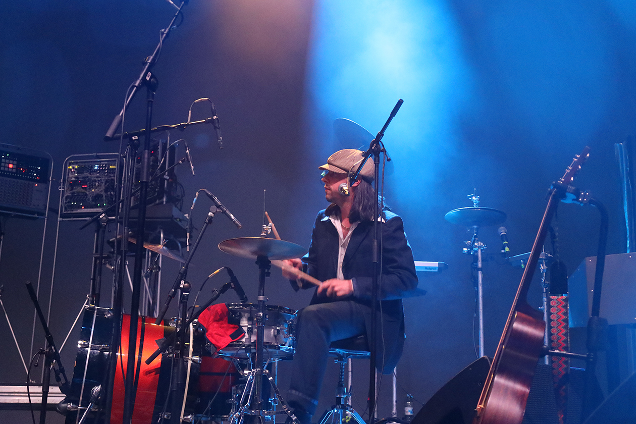 Zaho de Sagazan – 4.000 Fans bejubeln Frankreichs neuen Chanson-Electro-Star Zaho Mélusine Le Moniès de Sagazan. – Ruths Drummer.