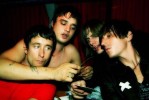 Fotos der Klatschspalten-Band mit alter und neuem Drummer(in)., Babyshambles Pressefotos | © Rough Trade (Fotograf: Danny Clifford)