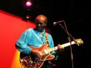 Ruhig sitzen bleiben? Keine Lust. Fans stürmen zu Chuck Berry auf die Bühne., Die Rock-Legende in Zürich 2005 | © laut.de (Fotograf: )