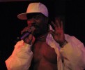 27 Jahre nach der Unterzeichnung des ersten Majorlabel-Vertrags eines Rappers lässt Kurtis Blow die Old School wieder aufleben., Live im Wiener Birdland | © laut.de (Fotograf: Alexander Engelen)