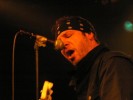 Roger Miret setzt auch mit seinen Disasters live auf einen Agnostic Front-Kracher., Roger Miret & The Disasters auf derm Bad Boys For Life Tour 2006 | © LAUT AG (Fotograf: Michael Edele)