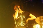 Messerscharf und druckvoll: Karen O. und Kollegen auf Tour., Live Music Hall, Köln, 2006 | © laut.de (Fotograf: Peter Wafzig)