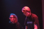 Gretschmann und Fischer schmieren Gleitcreme ins Tanzgetriebe beim Intro Intim, Acid Pauli und FC Shuttle, 04.12. 2002 | © LAUT AG (Fotograf: Martin Mengele)