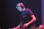 Gretschmann und Fischer schmieren Gleitcreme ins Tanzgetriebe beim Intro Intim, Acid Pauli und FC Shuttle, 04.12. 2002 | © LAUT AG (Fotograf: Martin Mengele)